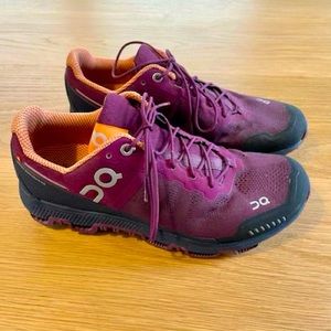 OnCloud Running/ Hiking / Trail Shoes Women’s size 8.5